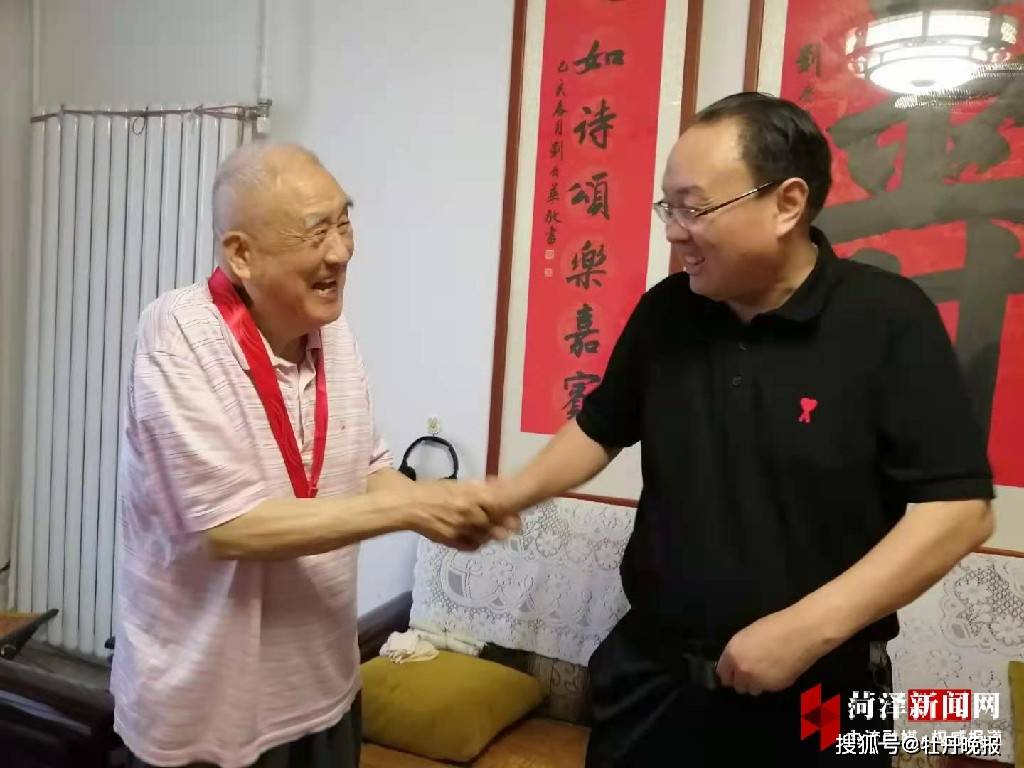 张庆国与他们一起回顾党的光辉历程和丰功伟绩,追忆菏泽水利发展历史
