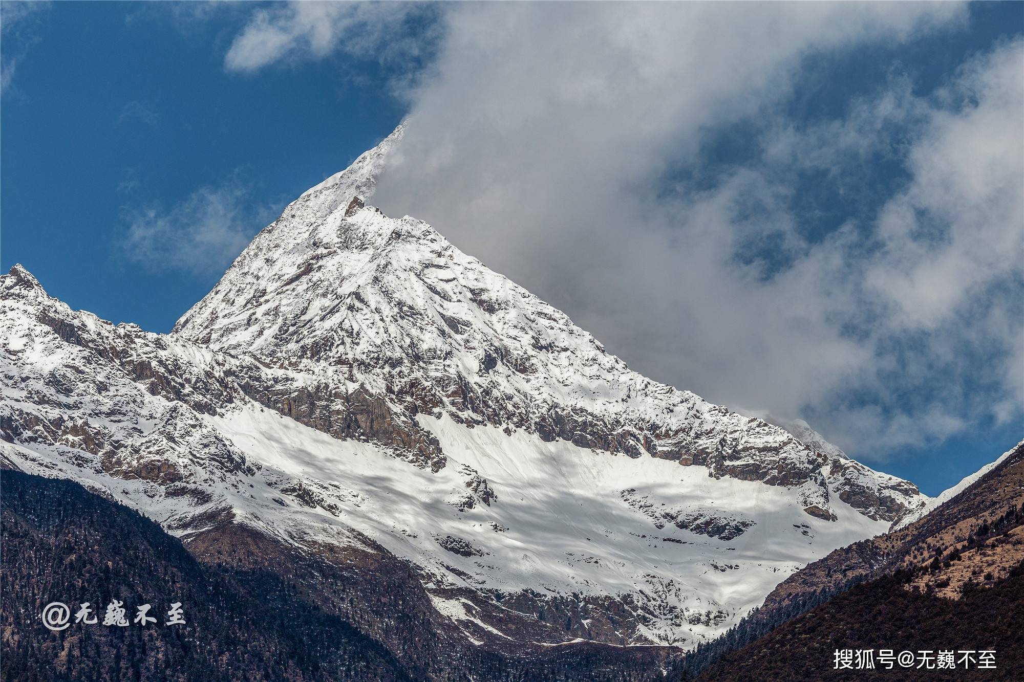 西藏巴松措本该乐水不料却爱上了这里的雪山