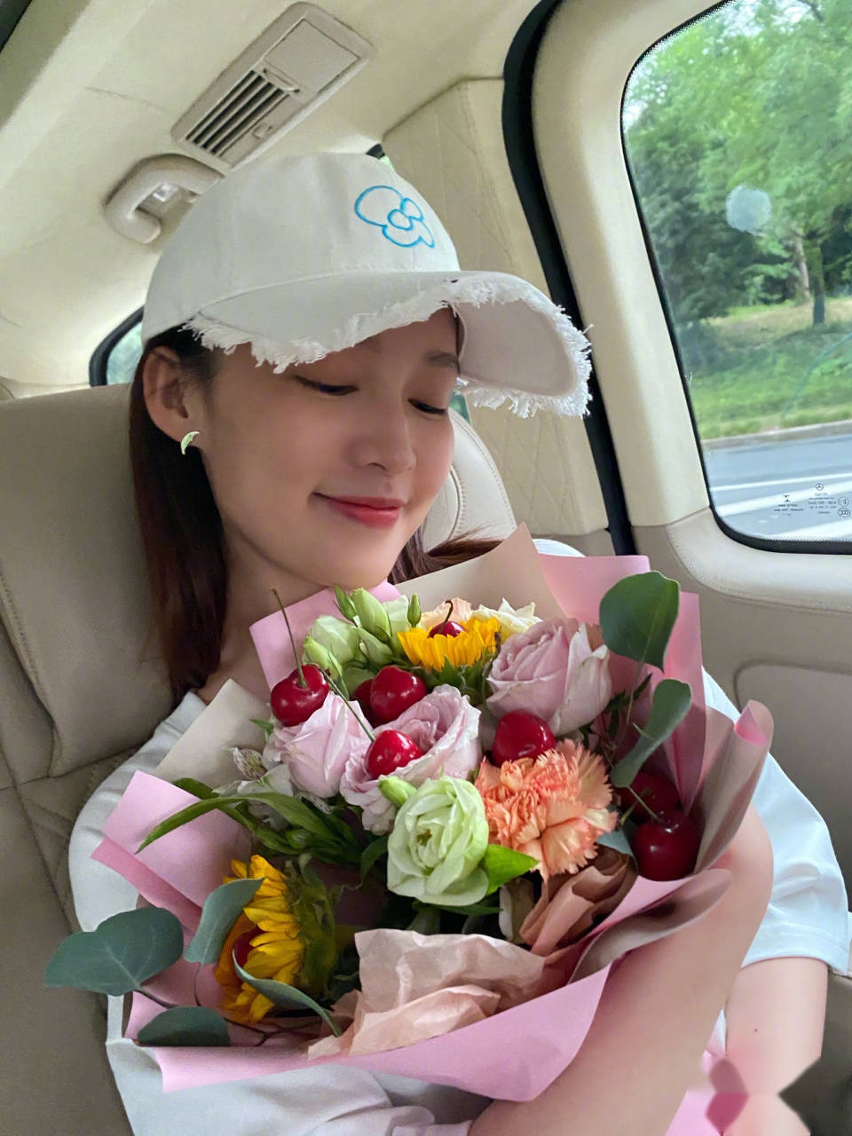 李沁手捧鲜花,发布说说表达心情,粉丝感叹颜值女神!