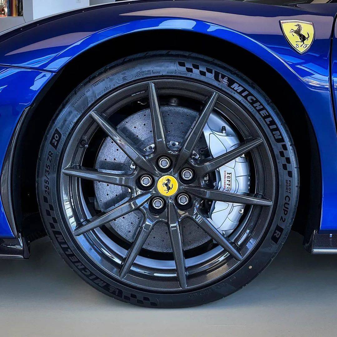 法拉利全新超跑,用这款轮胎!