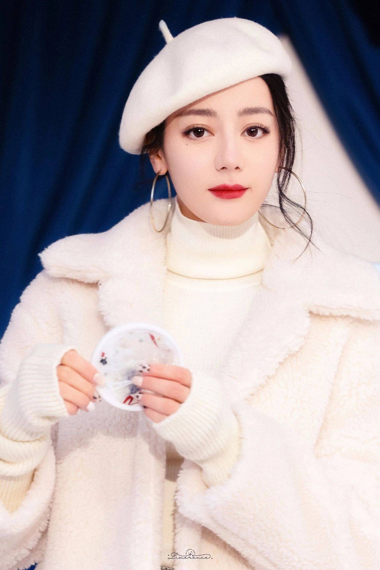 来自迪丽热巴粉丝的表白卡:你所在之处,是我不得不思念的天涯海角.