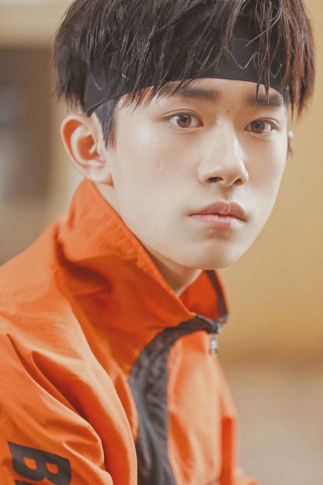 易烊千玺图片学生 4cf6225c16d548a7bee4049c820f060d.jpeg