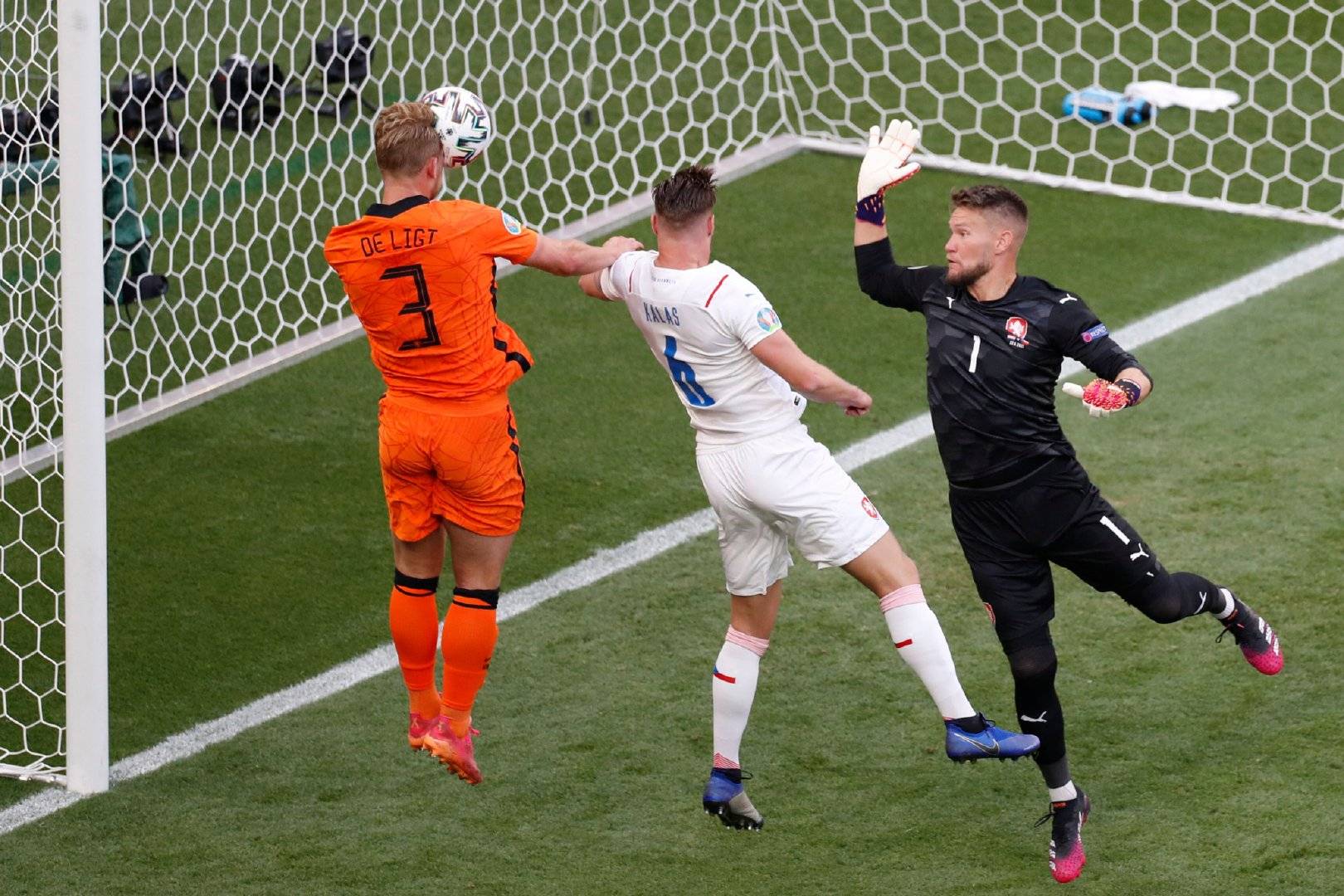 0-2！欧洲杯巨大争议判罚，荷兰一个“坑”跌倒4次，超级黑马诞生_希克