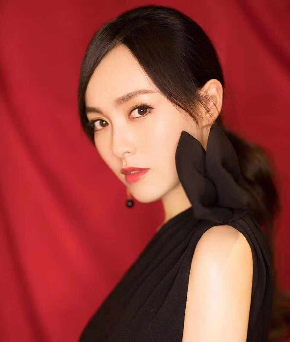 45岁过气女星沦落卖蛋糕,打零工时太凄苦,曾是有名的“晶女郎”_梁敏仪