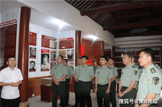 在认真聆听和参观完南召"第一支部"的光辉历史后,人武部政委黄伟带领