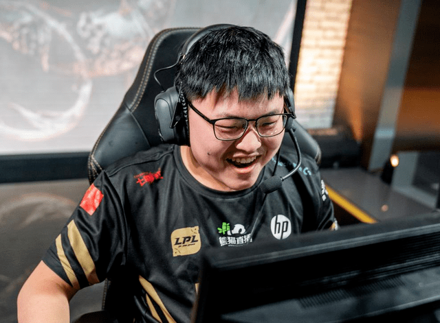 uzi复出加盟blg战队视频 ba66faeeea7841f293f6ef408d06621d.png