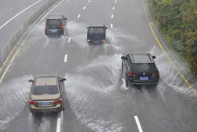 雨季涉水驾车，如何在积水路面安全驾驶？ 搜狐汽车 搜狐网