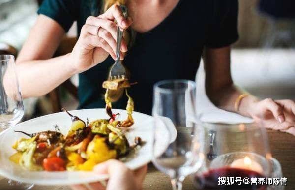 为什么不能一边吃饭一边看手机 eebbbf35661e4f3fbc4ab0d67975d66f.jpeg