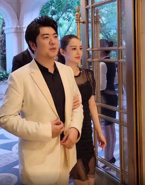 郎朗吉娜合体演出,十指相扣满眼宠溺爱意