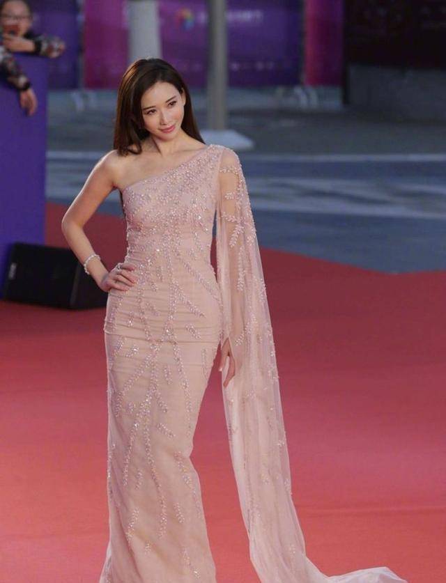 林志玲气质女神,穿白色连衣裙配半透视外套,展现出满满精致感