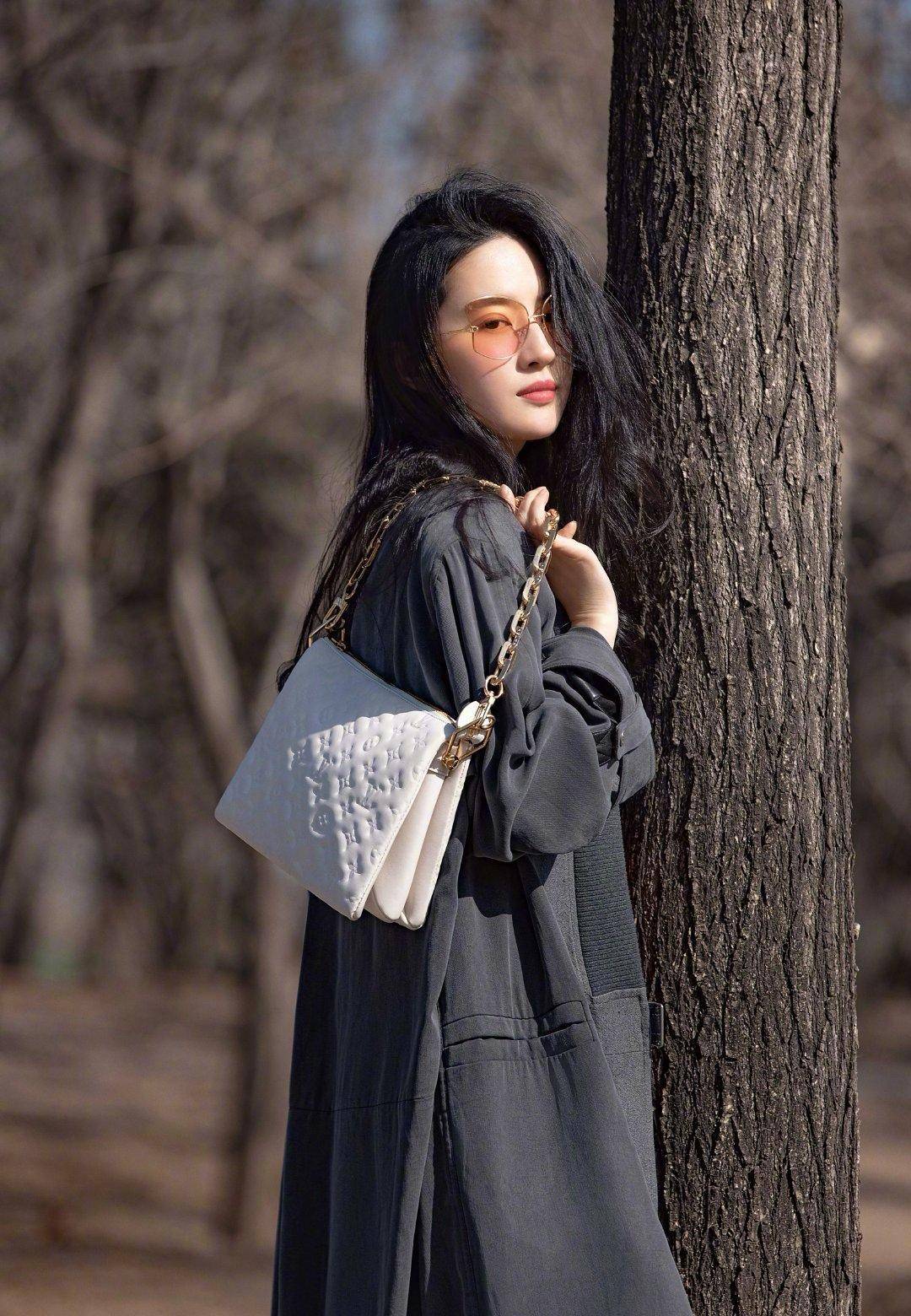 仙女姐姐刘亦菲的夏季穿搭,穿白色印花连衣裙高级时髦,仙气飘飘