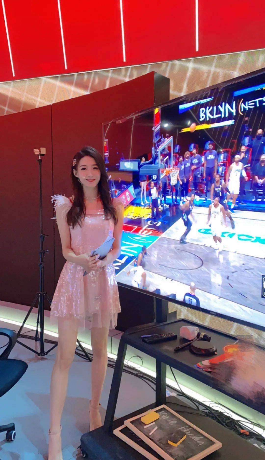 nba女主播雪儿是什么样的宝藏女孩专业解说高颜值大长腿多图分享