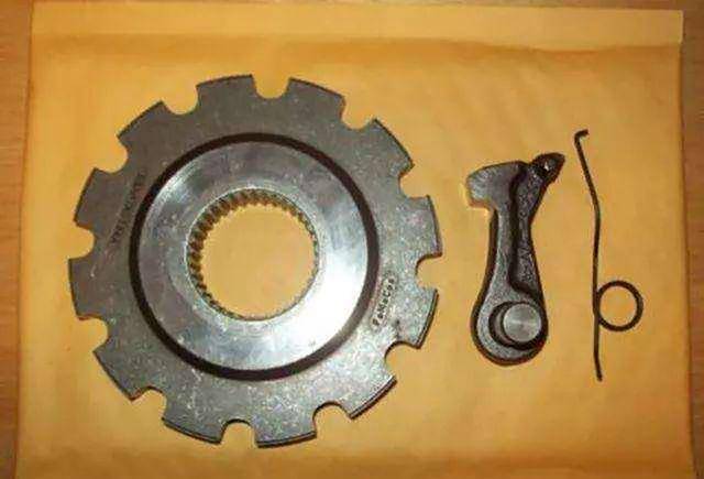 棘轮卡到的话,难免会承受整车的运动扭矩,如果太大会对变速箱棘轮锁止