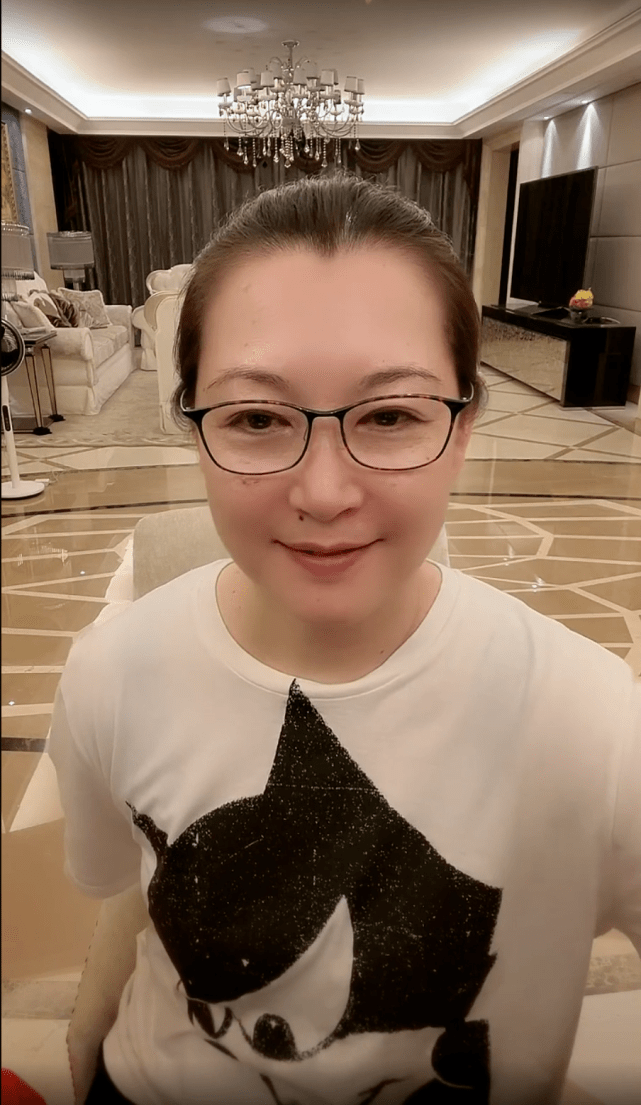 赵本山女儿与男友深夜拥吻秀恩爱妈妈表态目前没到结婚这一步