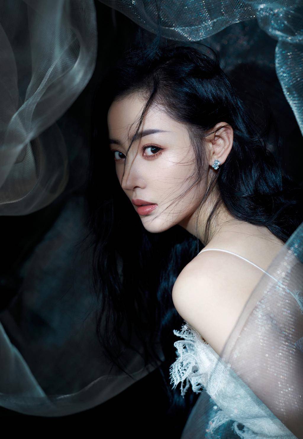 不愧是洗漱都要深蹲的人,张天爱穿吊带羽毛裙,这身段太迷人了