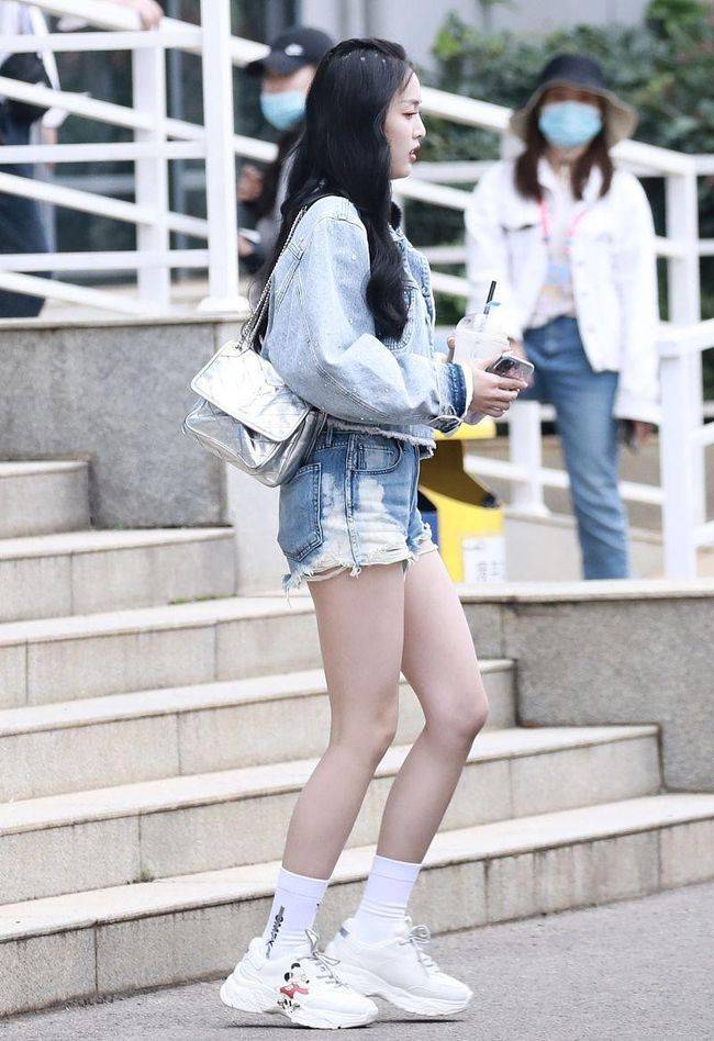 原创有一种"甜美"叫吴宣仪,穿牛仔短裙秀"竹签腿",真有女团样