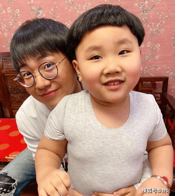郭德纲|郭德纲和老婆开豪车下班，6岁儿子烫一头卷发，四肢壮实身高惊人
