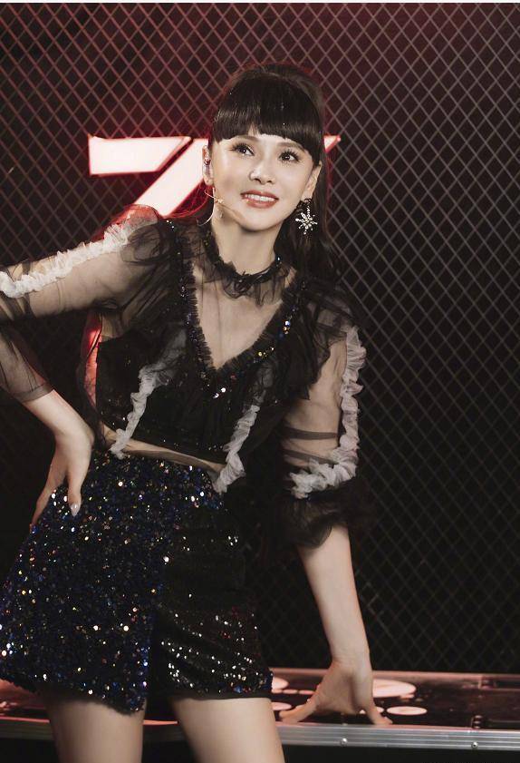 设计|伊能静有点肉更女人，穿绿色连衣裙配长卷发好惊艳，秦昊真有眼光