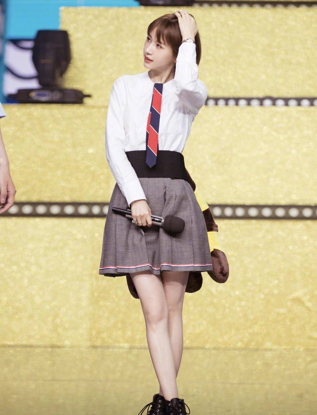 黑色|被王子文的“腰”惊艳了！穿一件黑色抹胸包臀裙，身材凹凸感十足