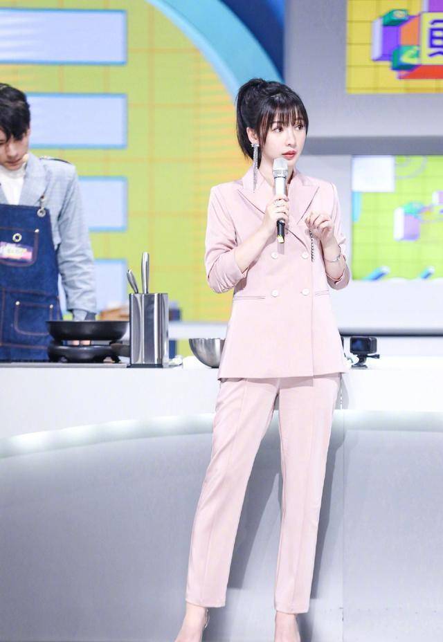 都勒|柳岩身材真好！上节目穿紫色紧身裙凹造型，都勒出褶子了