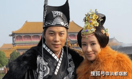 此时,首辅万安联合文官众臣,以西厂骚扰官民及汪直已专镇大同等为由