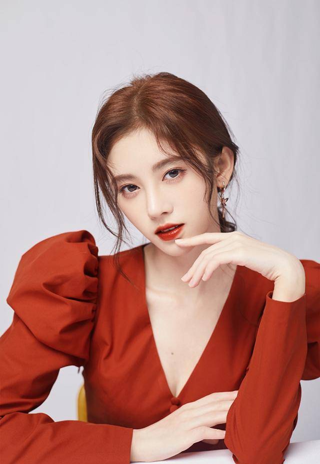 蒸汽|44岁刘敏涛22岁关晓彤,同穿红色长裙,气质女人和女孩子一目了然