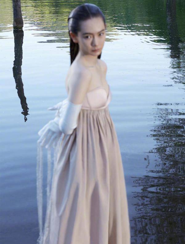蟒蛇|李承铉管不住戚薇了？穿黑裙演绎野生大片，还以为是“水中精灵”