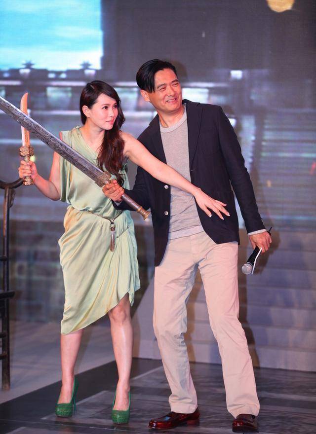 设计|伊能静有点肉更女人，穿绿色连衣裙配长卷发好惊艳，秦昊真有眼光