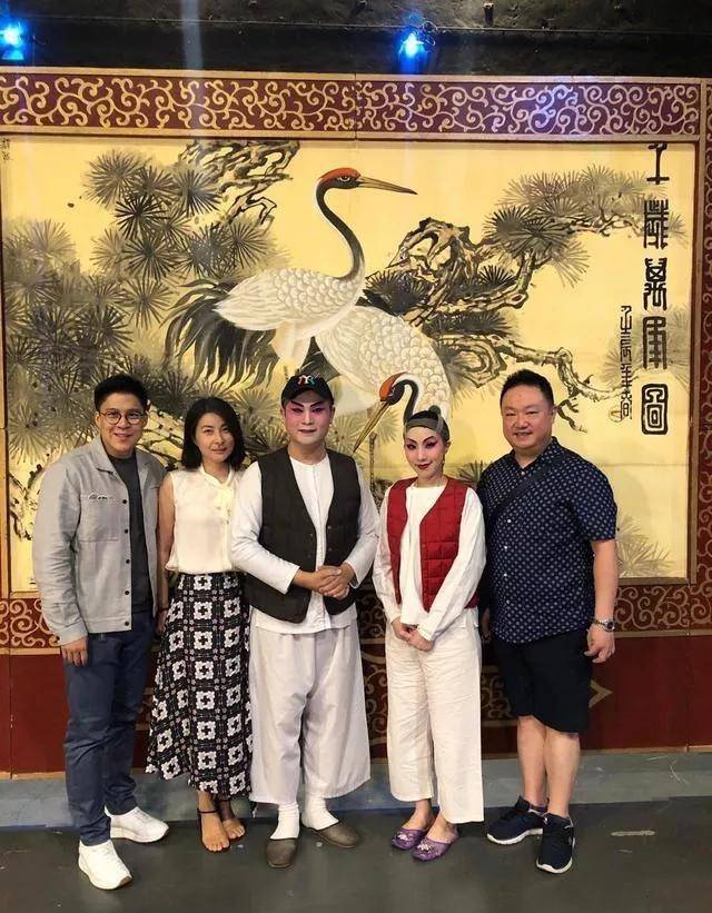 黑色|郭晶晶和老公秀恩爱,穿印花裙素颜出镜好低调,露趾凉鞋太抢镜