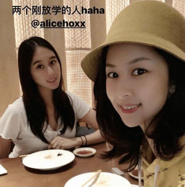 施安妮,其爸爸是中国首位世界级钢琴制造大师,还和赌王最小千金何超欣
