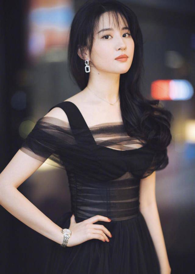 刘亦菲真会穿，黑纱裙秀出“水蜜桃”身材，不愧是“神仙姐姐” (图2)
