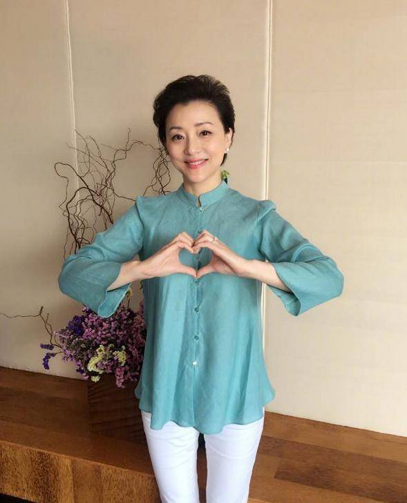 黑色|原来杨澜身材这么好!穿拼色收腰短裙配丝袜,成熟女人味挡不住