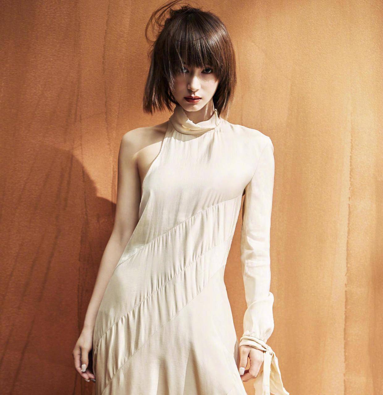 黑色|被王子文的“腰”惊艳了！穿一件黑色抹胸包臀裙，身材凹凸感十足