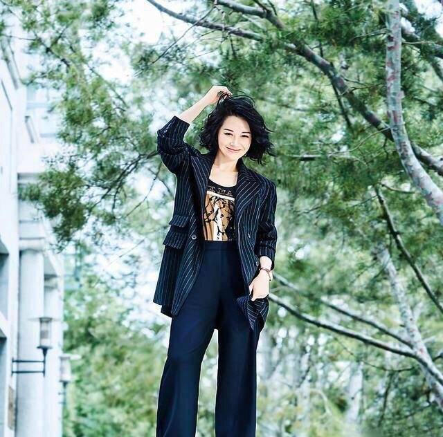 黑色|许晴好有少女感！穿灰色蓬蓬裙像公主一样，线下亮相也太美了吧