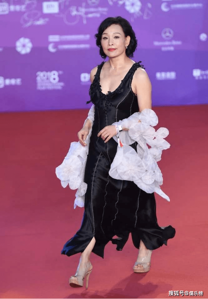 形象|58岁的陈冲身材真是赞，“八字”曲线，比同龄人强太多