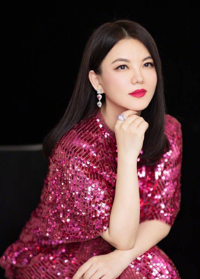 贵妇|44岁李湘穿衣真胆大，穿亮片玫红色连衣裙高贵大气，很有贵妇范