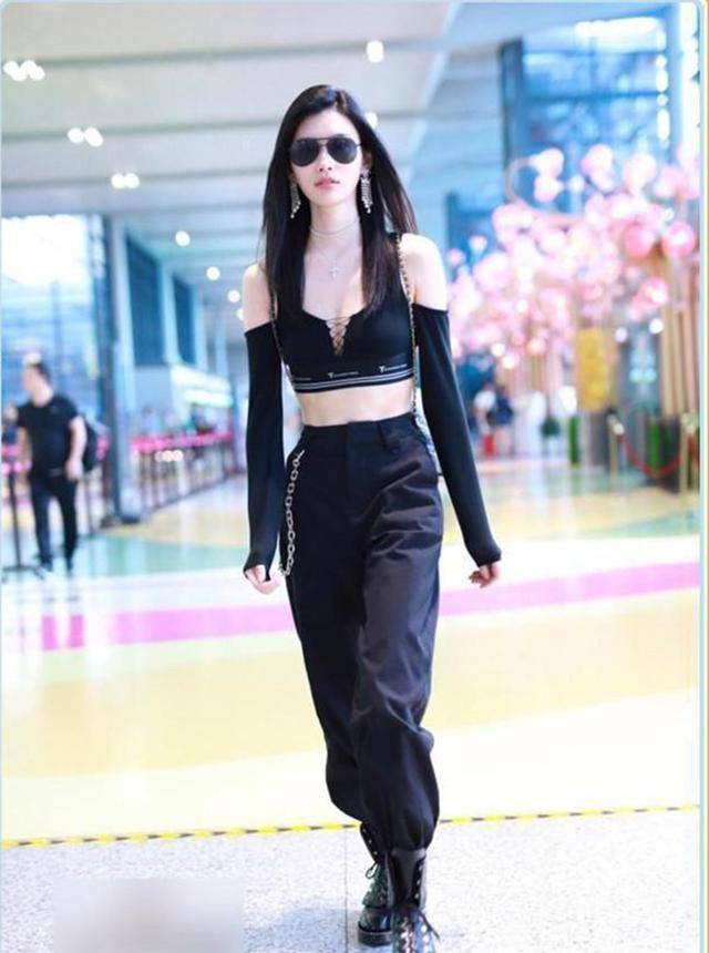 何猷君|奚梦瑶早期与何猷君姐姐同框，穿公主裙好优雅，想不到会成一家人