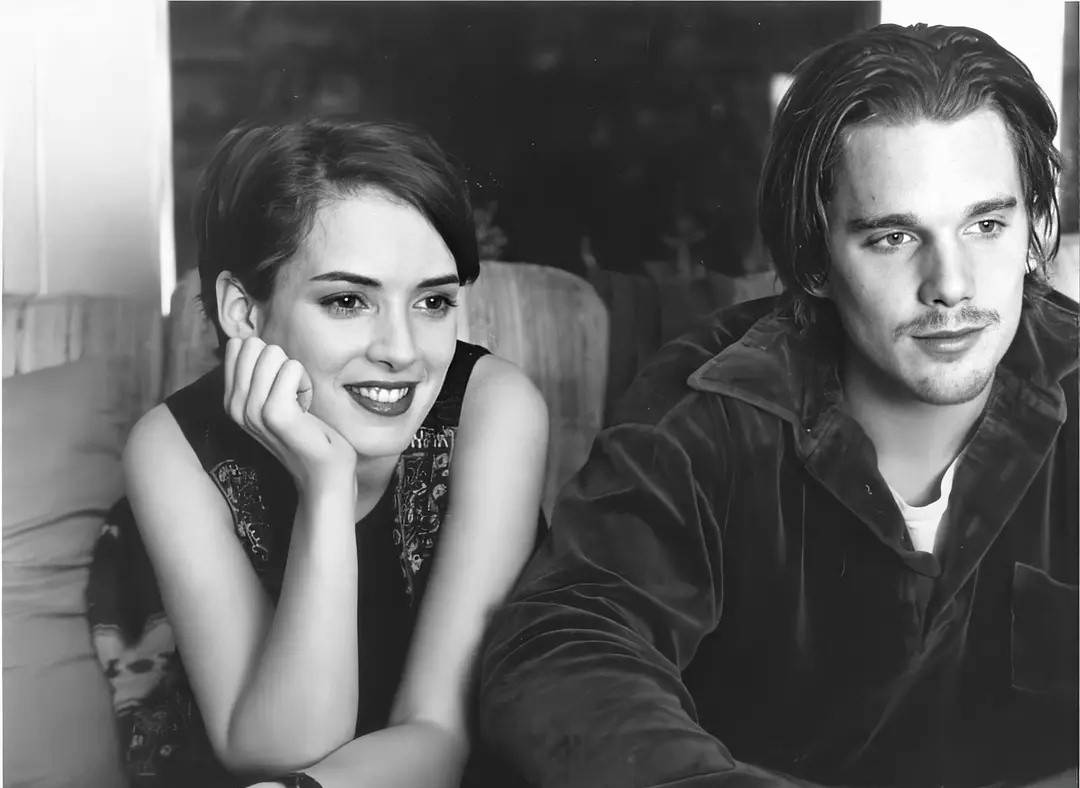 利刃出鞘2惊喜太多,连50岁的伊桑霍克都来了,年轻时是大帅哥