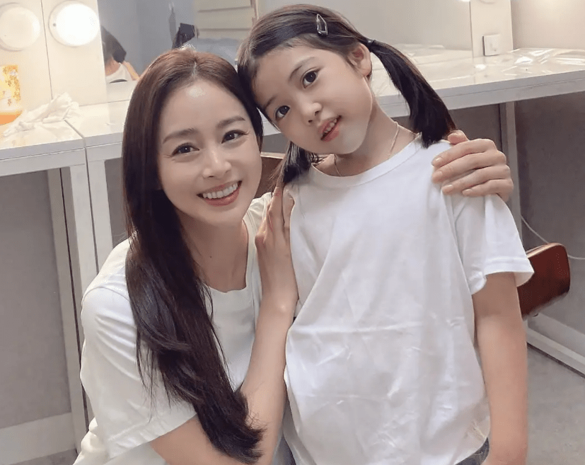 41岁金泰希气质大变,曾是韩国第一天然美女,两年生两胎眼神疲惫