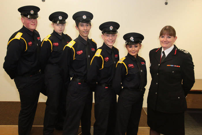 英国消防局衔级 区分为消防员和消防官 从肩章和头盔颜色看级别 伦敦
