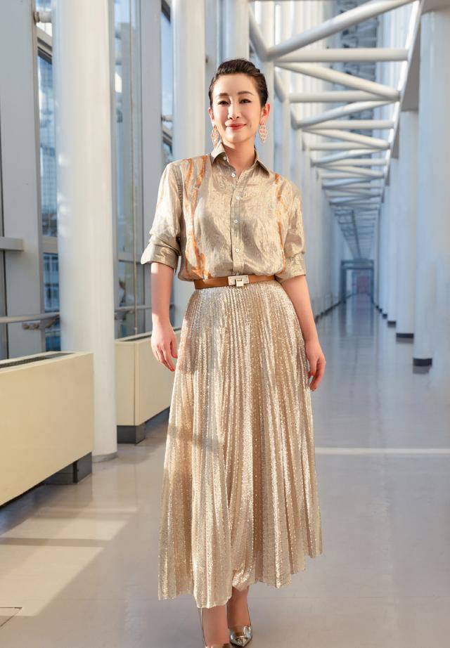 腰带|41岁的秦海璐夏日机场穿搭真洋气，穿黑色连衣裙减龄时髦，超好看