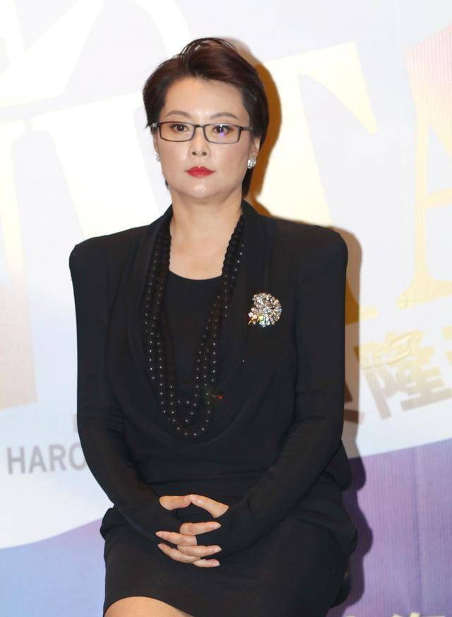短裙|袁立真实会选衣服，垫肩短裙太霸气，一般人穿不出来这效果