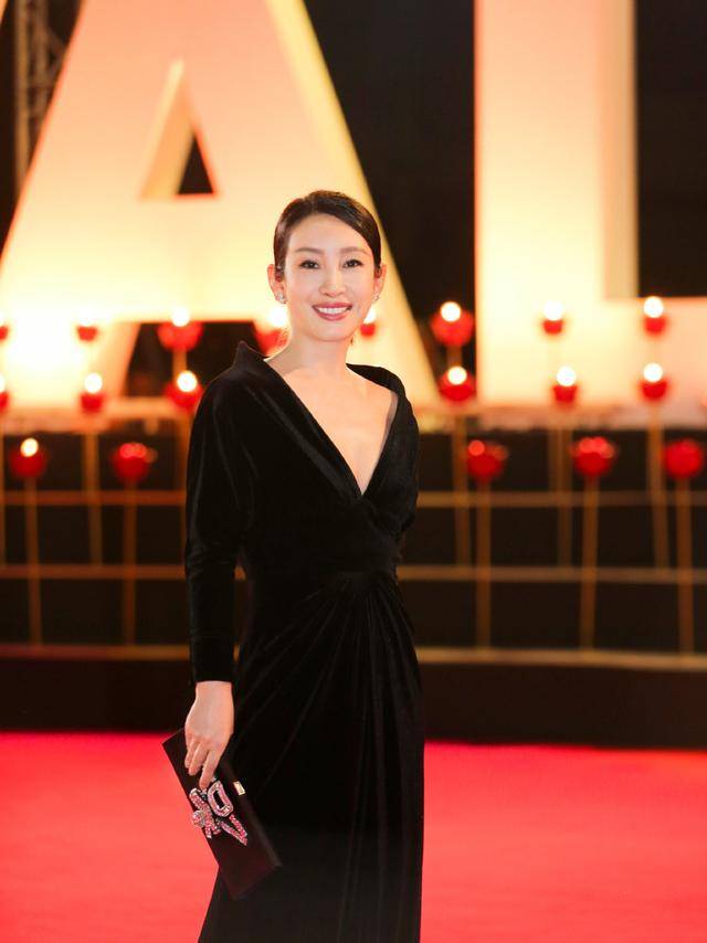 腰带|41岁的秦海璐夏日机场穿搭真洋气，穿黑色连衣裙减龄时髦，超好看