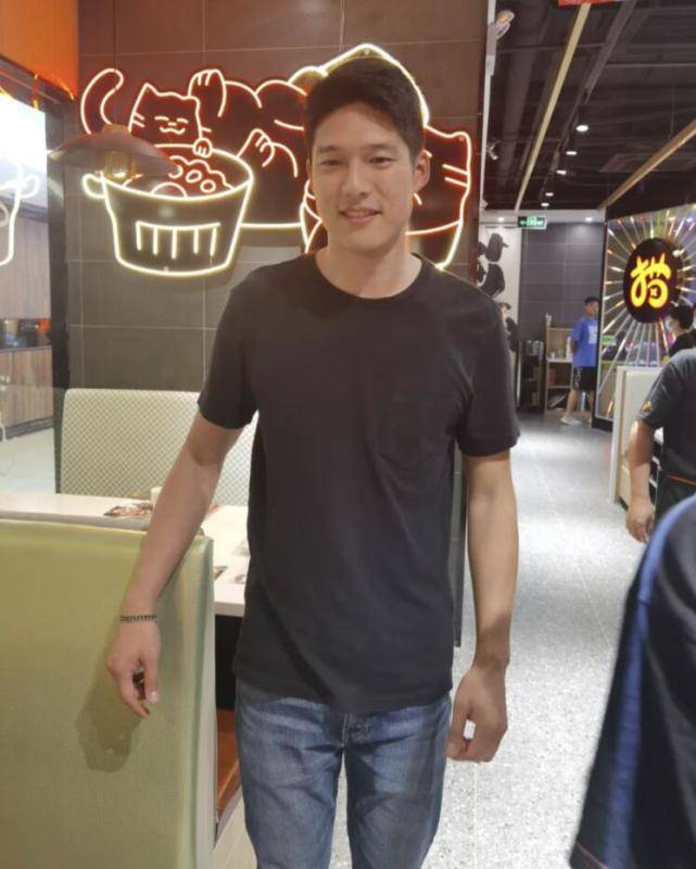 原创网友偶遇吴永恩与美女合影手放身后不敢动聊到王子文语气撒娇