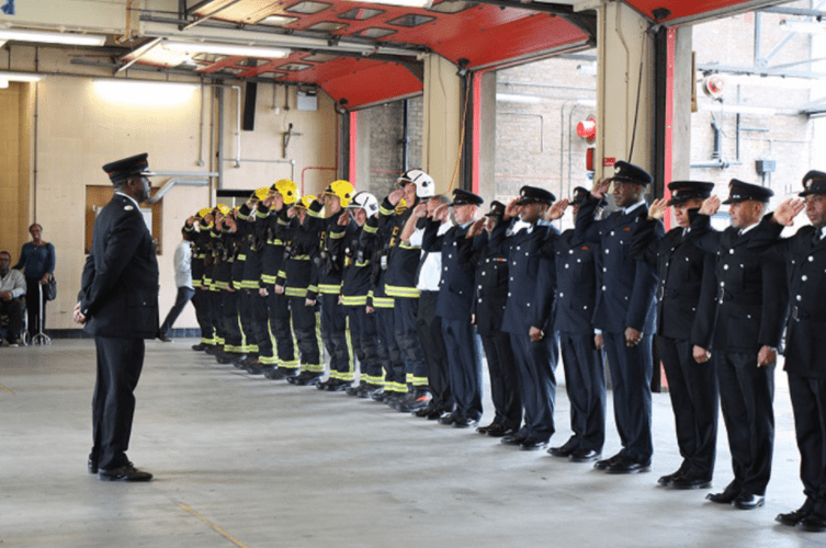 英国消防局衔级 区分为消防员和消防官 从肩章和头盔颜色看级别 伦敦 英国消防局衔级 区分为消防员和消防官 从肩章和头盔颜色看级别 伦敦