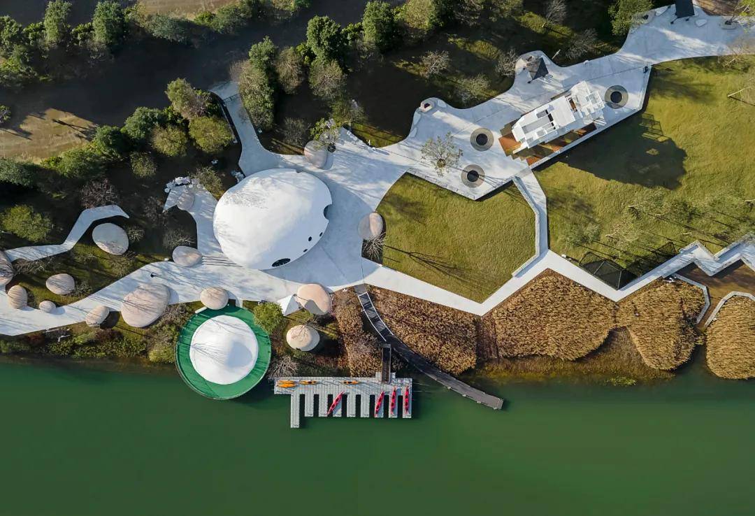 春沐源小镇 · 龙骨乐园还有小镇的核心景观之一,edsa设计的中心湖.