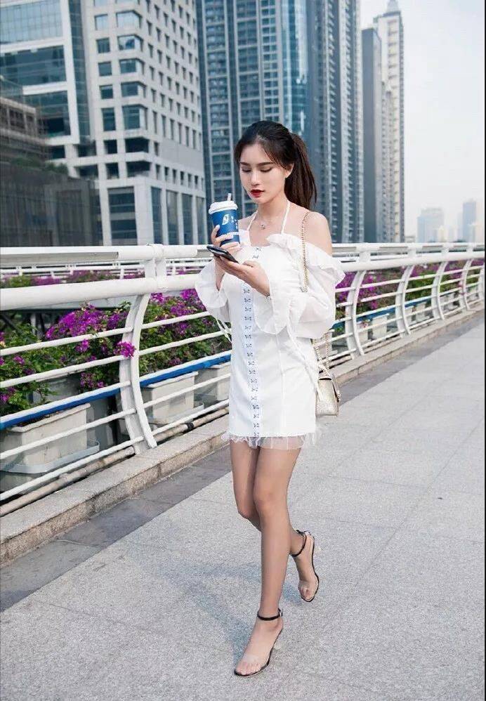 超仙|?纯白超仙一字露肩裙，不怕系带掉了吗？