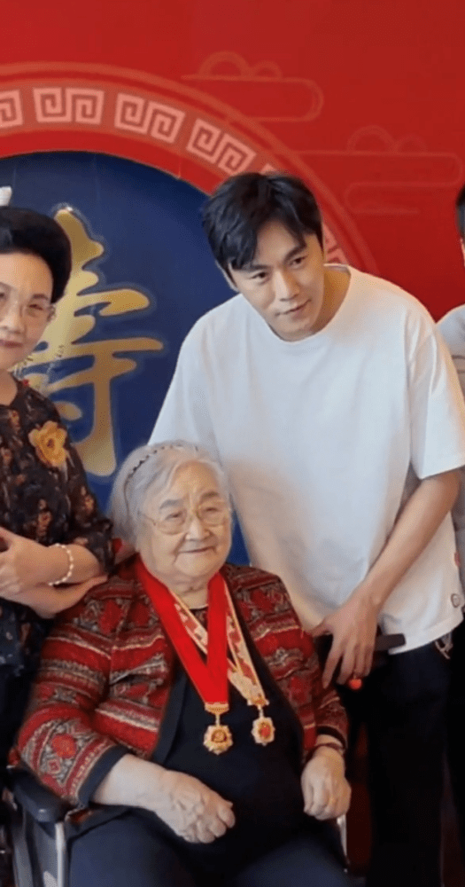 秦昊姥姥寿宴现场曝光!伊能静与婆婆搂腰热聊很亲密