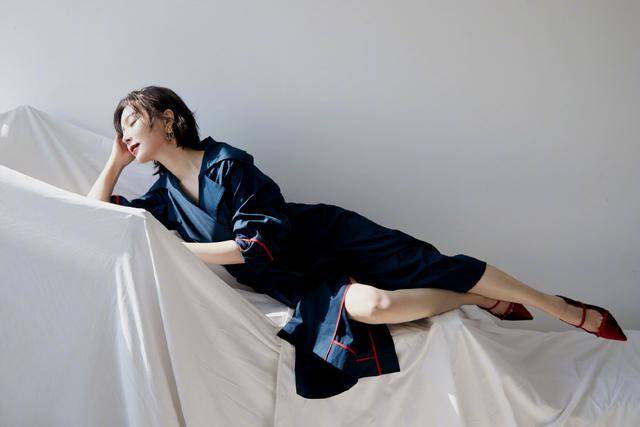 衣裙|佩服陈数，穿深蓝色风衣裙还曲腿坐，配丝绒高跟鞋美腿更撩人了