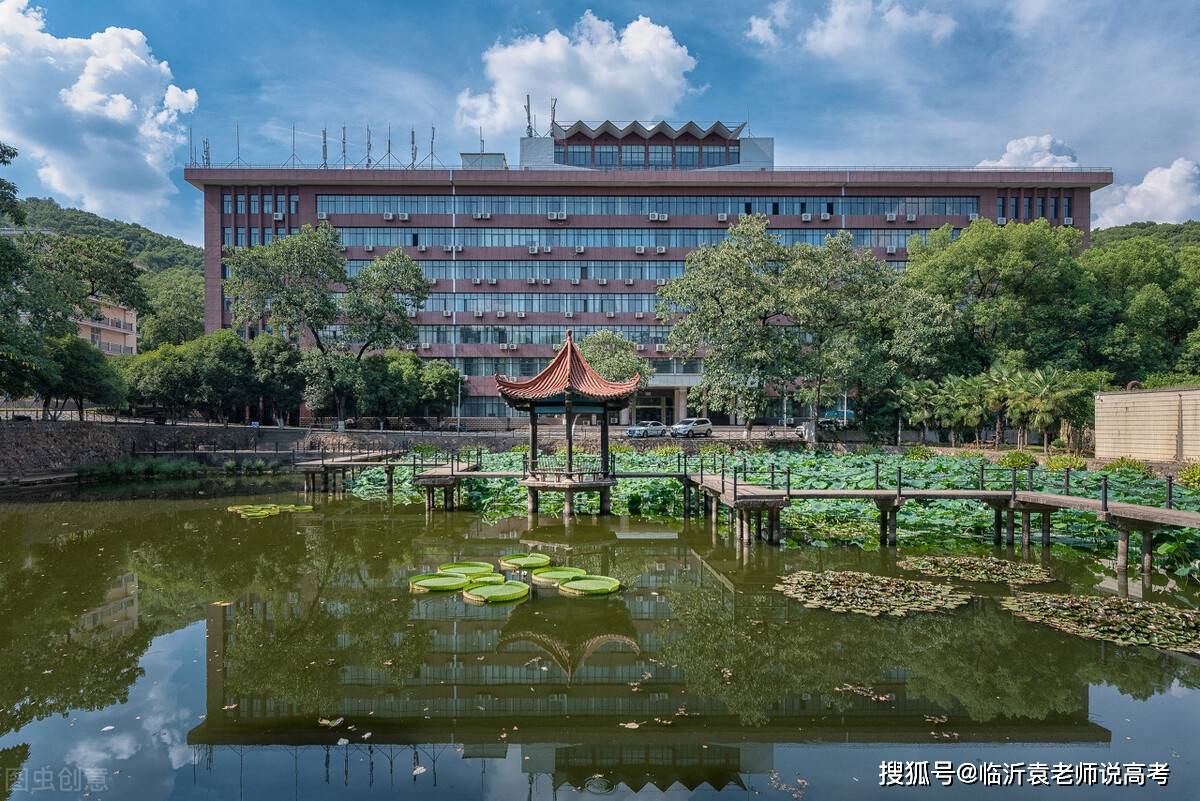 江苏这所二本大学太低调了,平时闷不做声,毕业生9成做了公务员